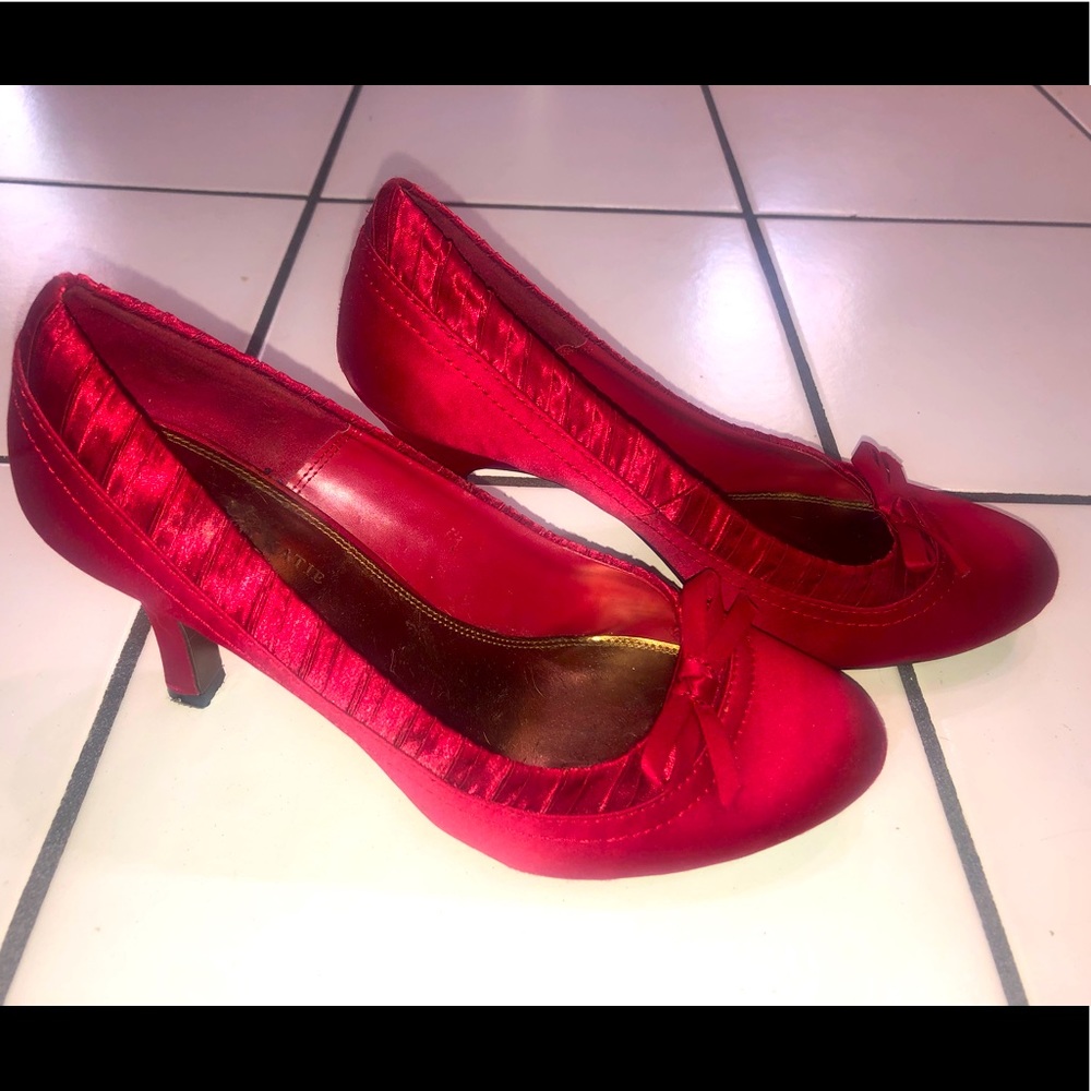 Kelly & Katie red satin heels with a bow. Sz 9.5